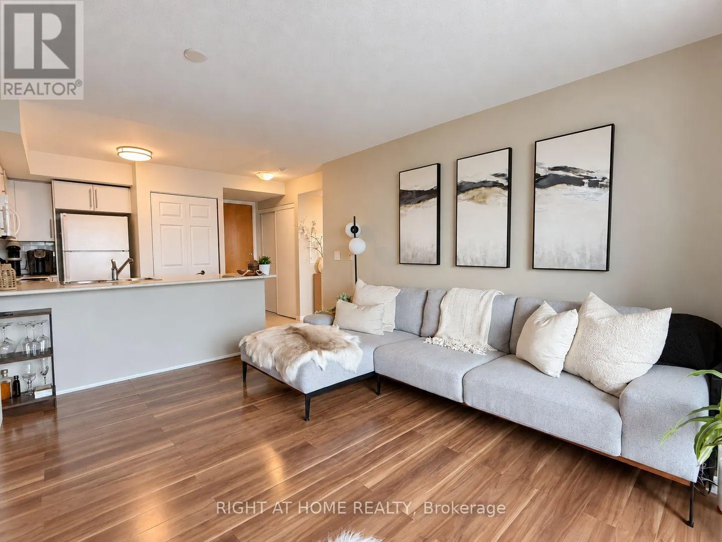 906 - 340 WATSON STREET W