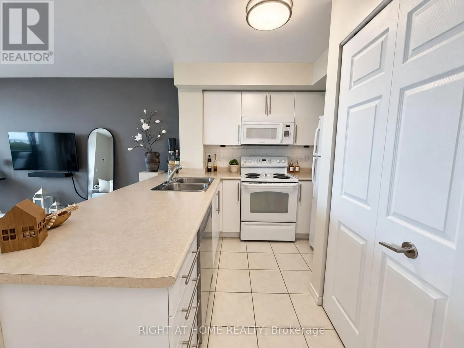 906 - 340 WATSON STREET W