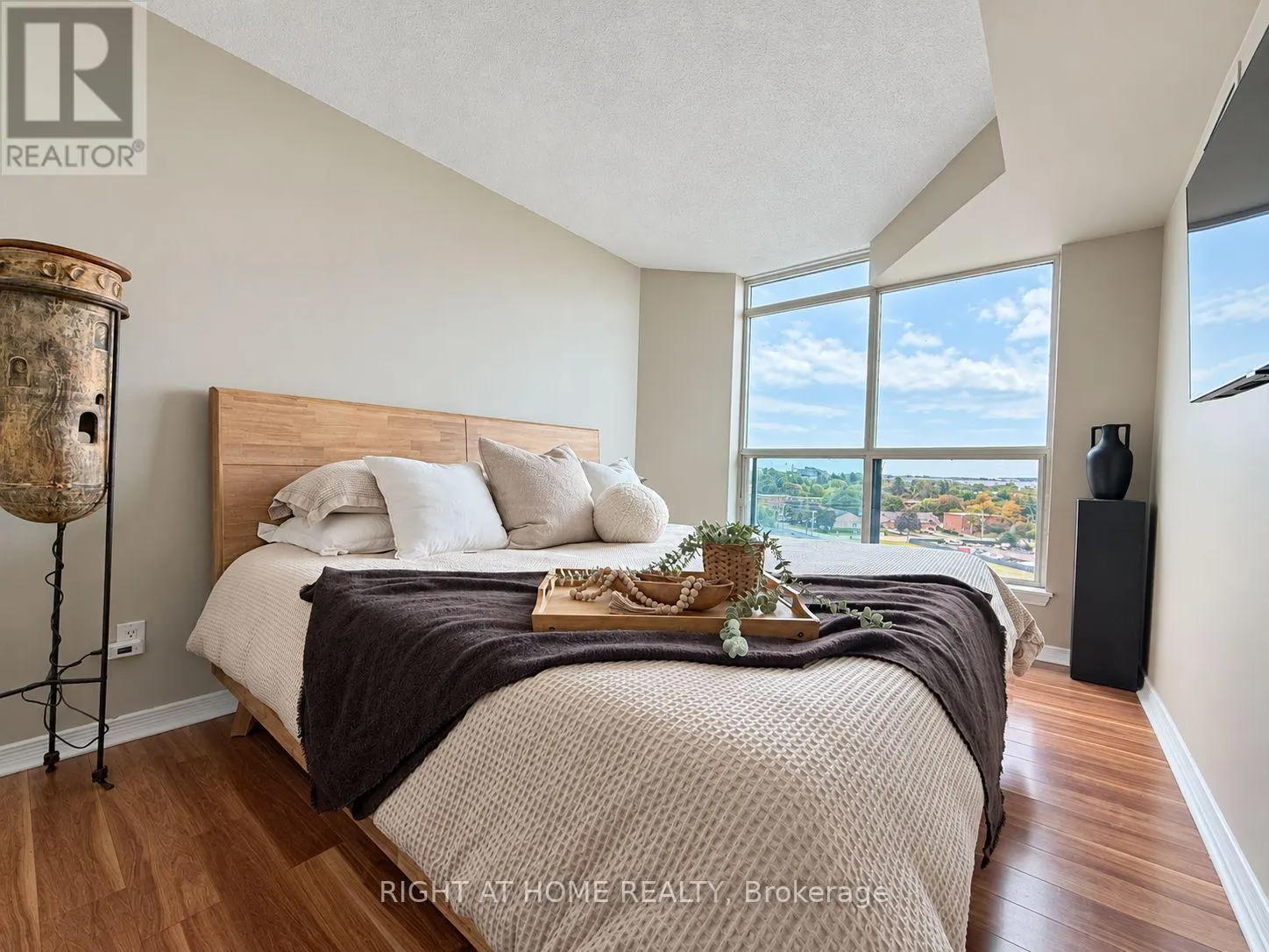 906 - 340 WATSON STREET W