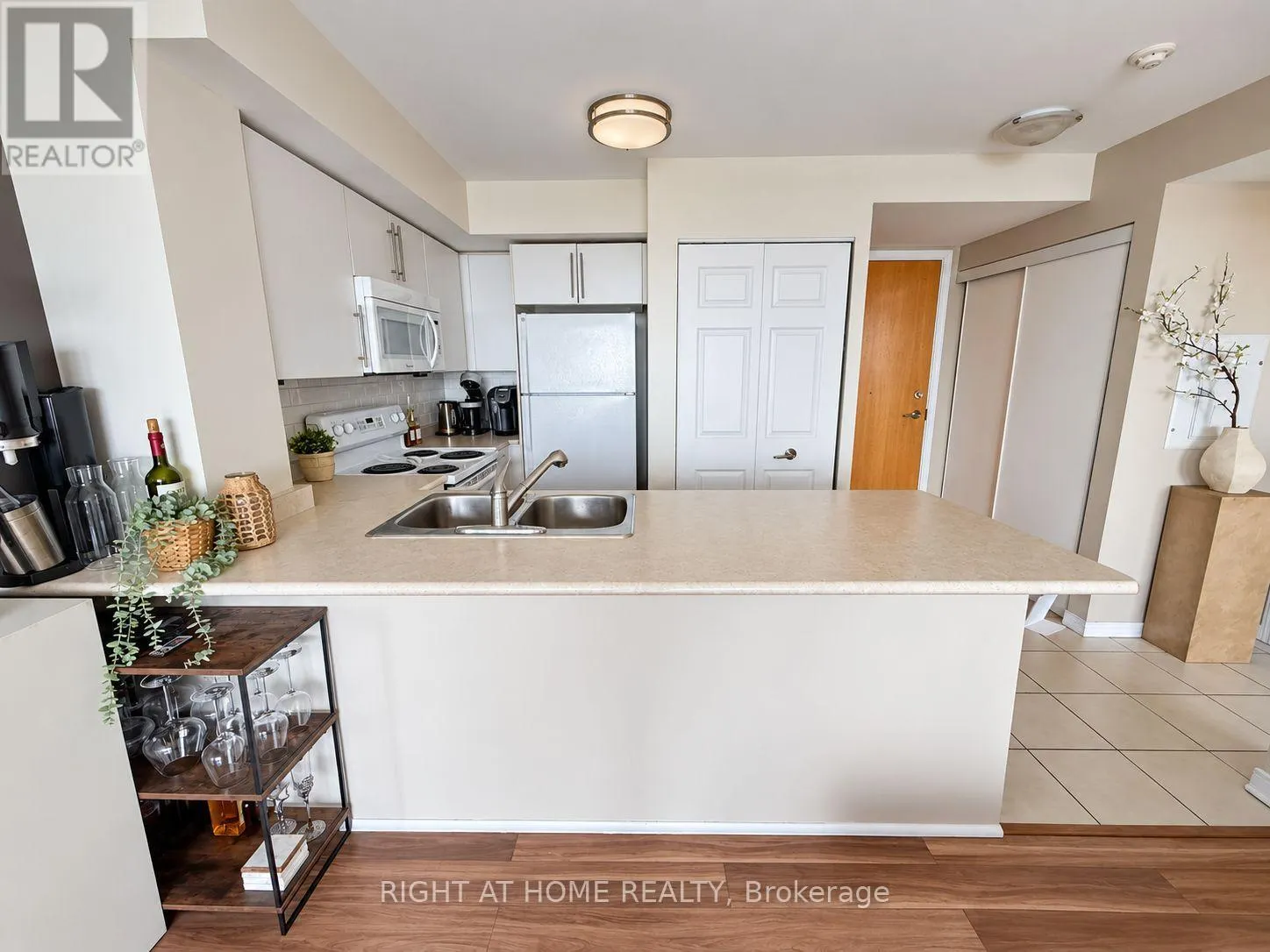 906 - 340 WATSON STREET W