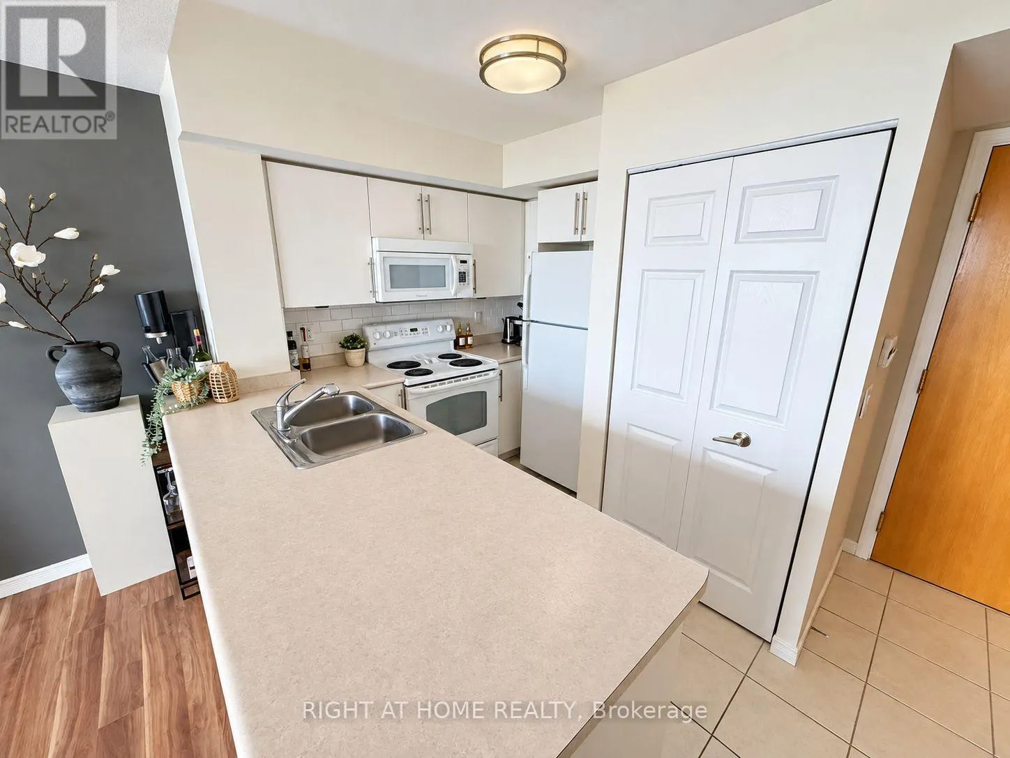 906 - 340 WATSON STREET W