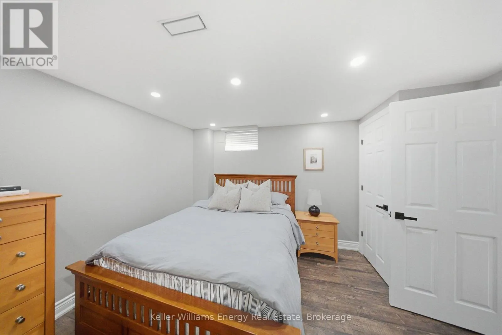 8 HOLLIMAN LANE