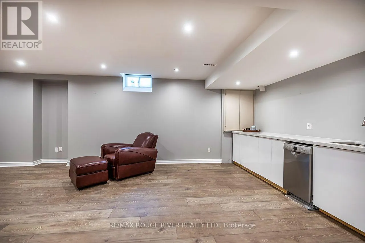 37 WYNDFIELD CRESCENT