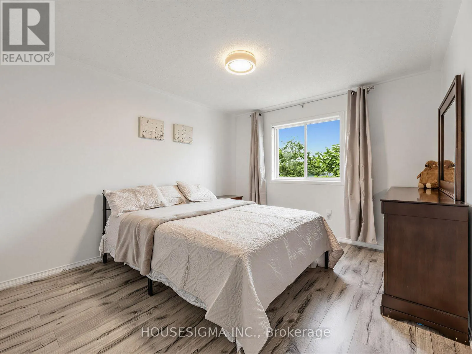 554 ALDERSHOT DRIVE