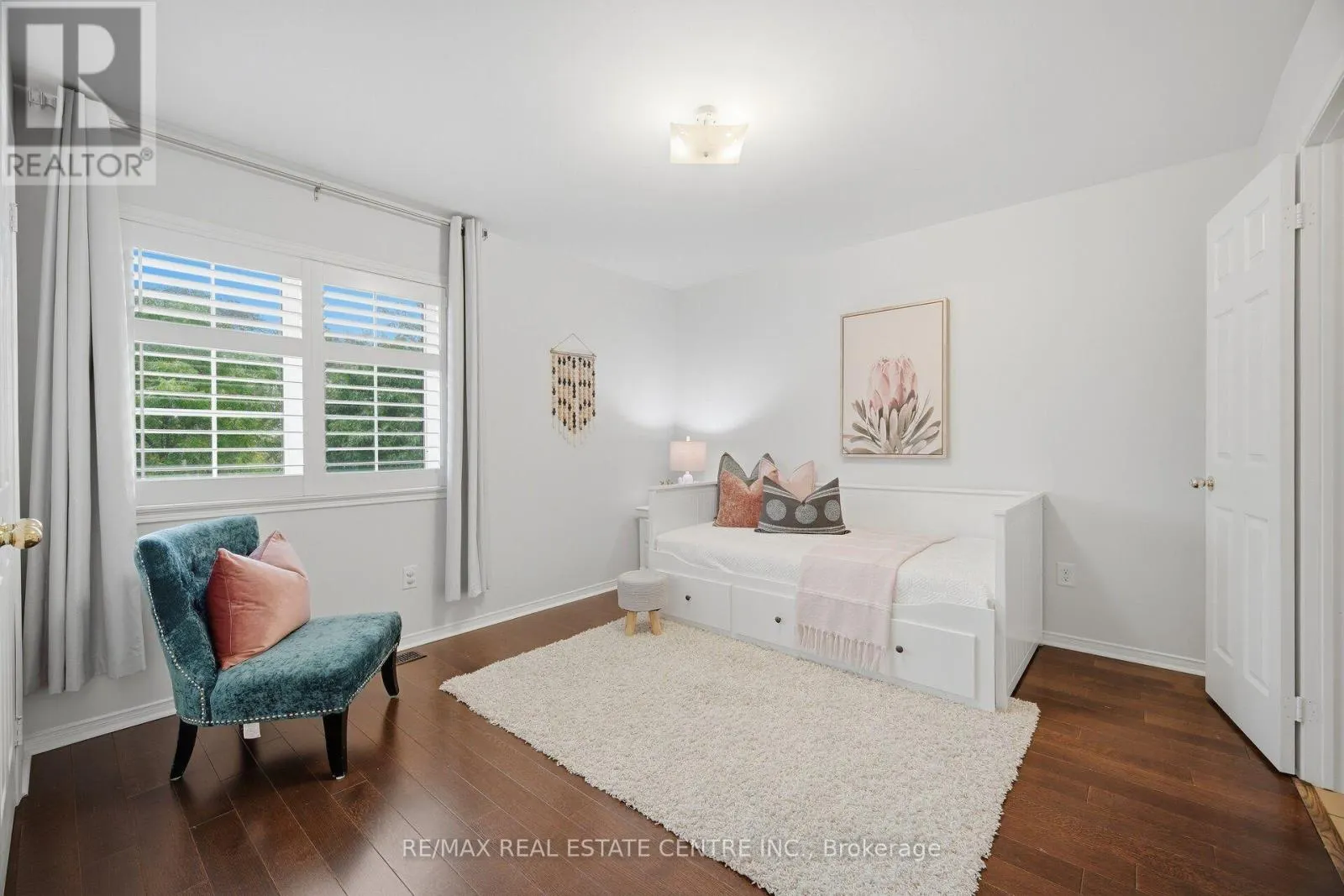 33 MOSELY CRESCENT