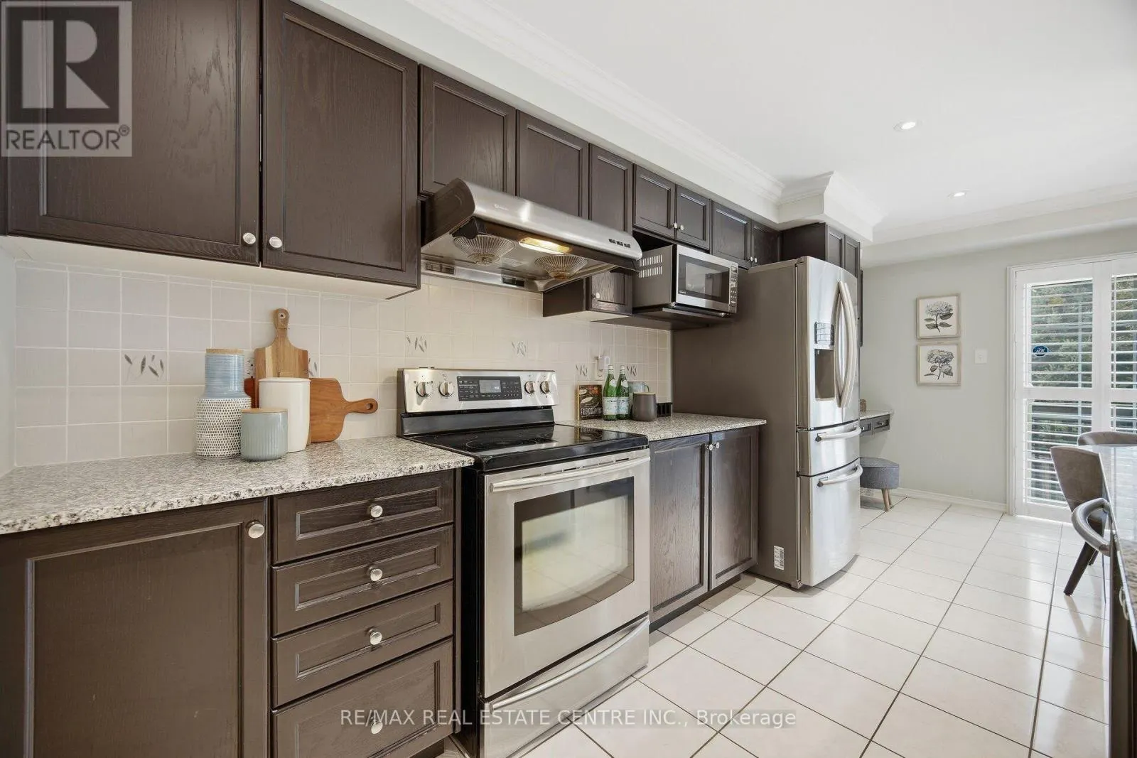 33 MOSELY CRESCENT