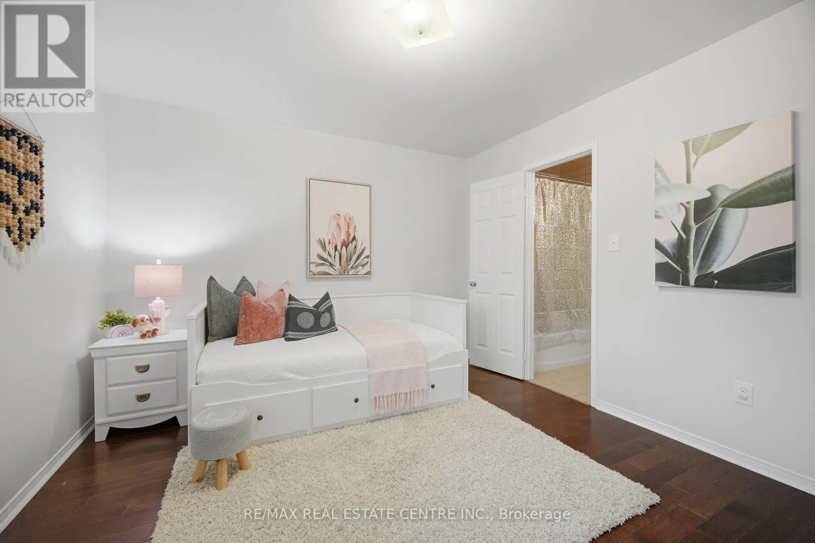 33 MOSELY CRESCENT