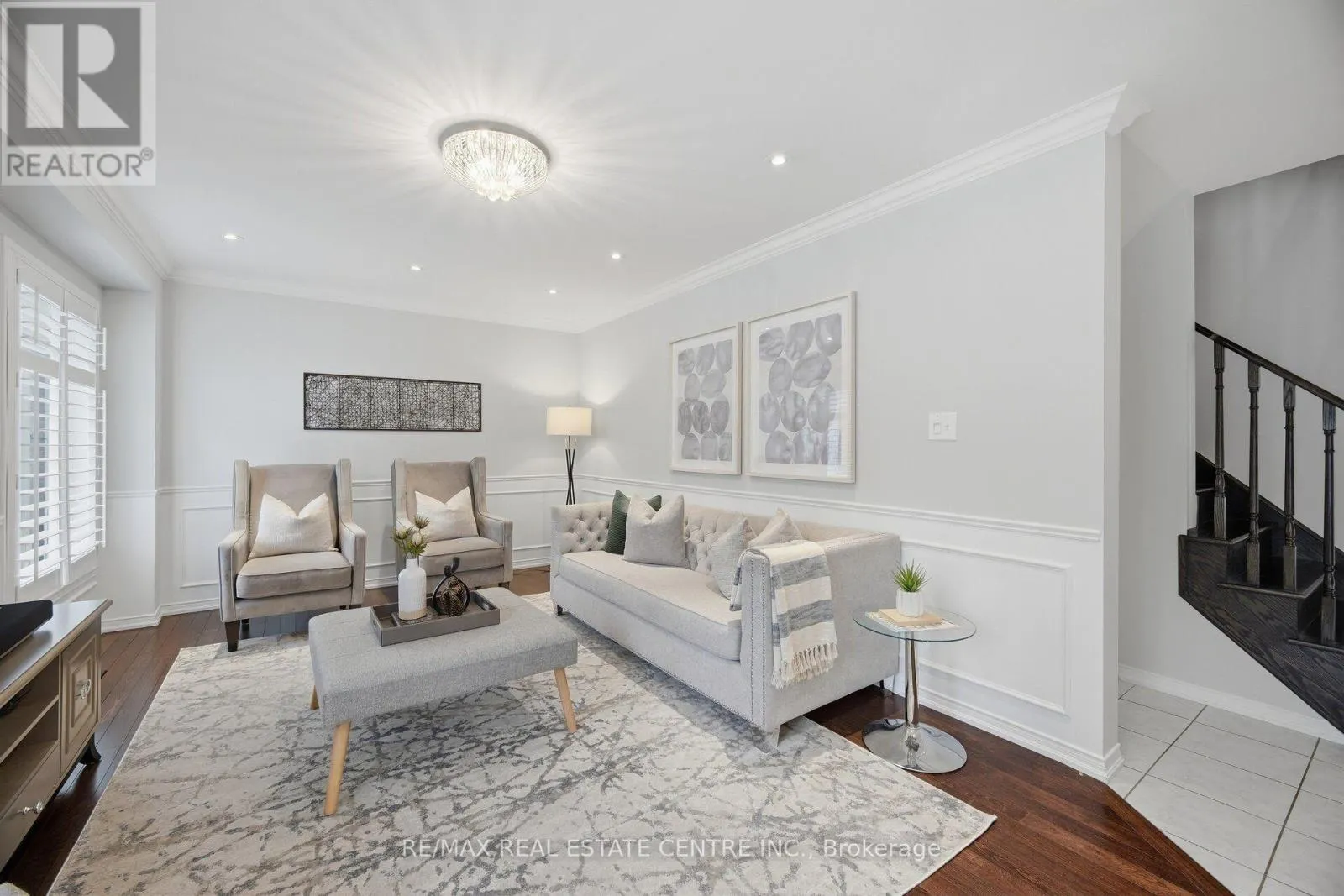 33 MOSELY CRESCENT