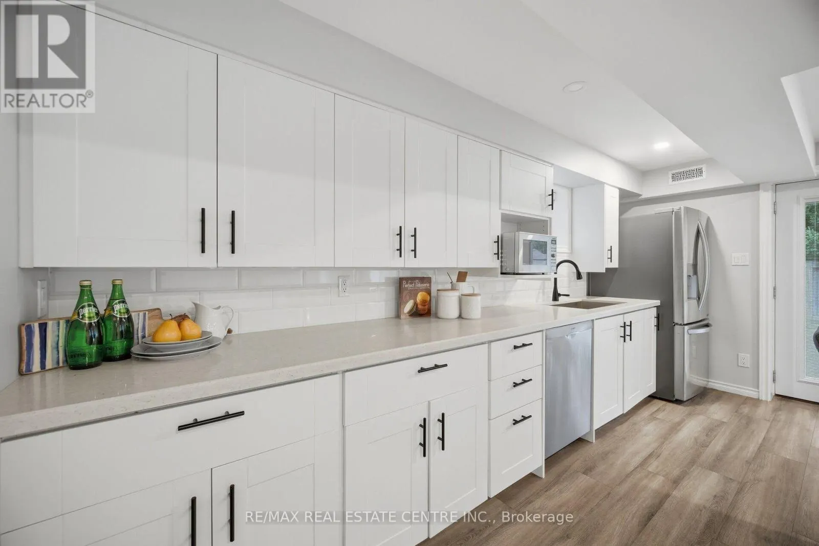 33 MOSELY CRESCENT