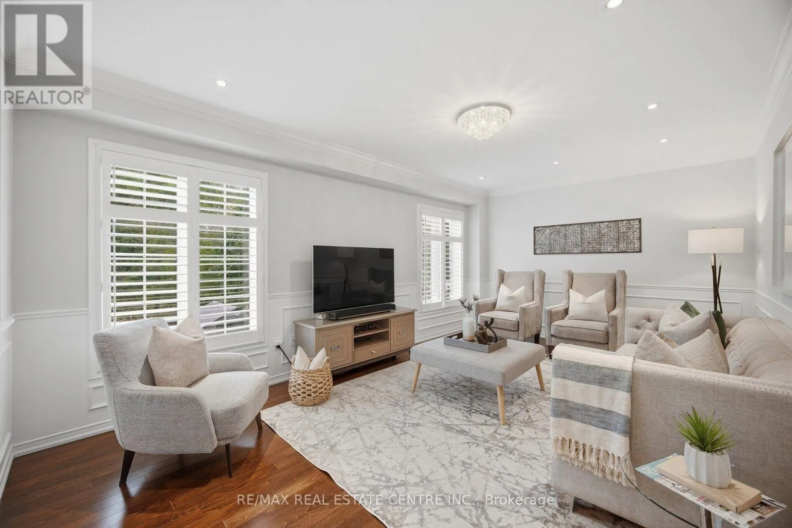 33 MOSELY CRESCENT