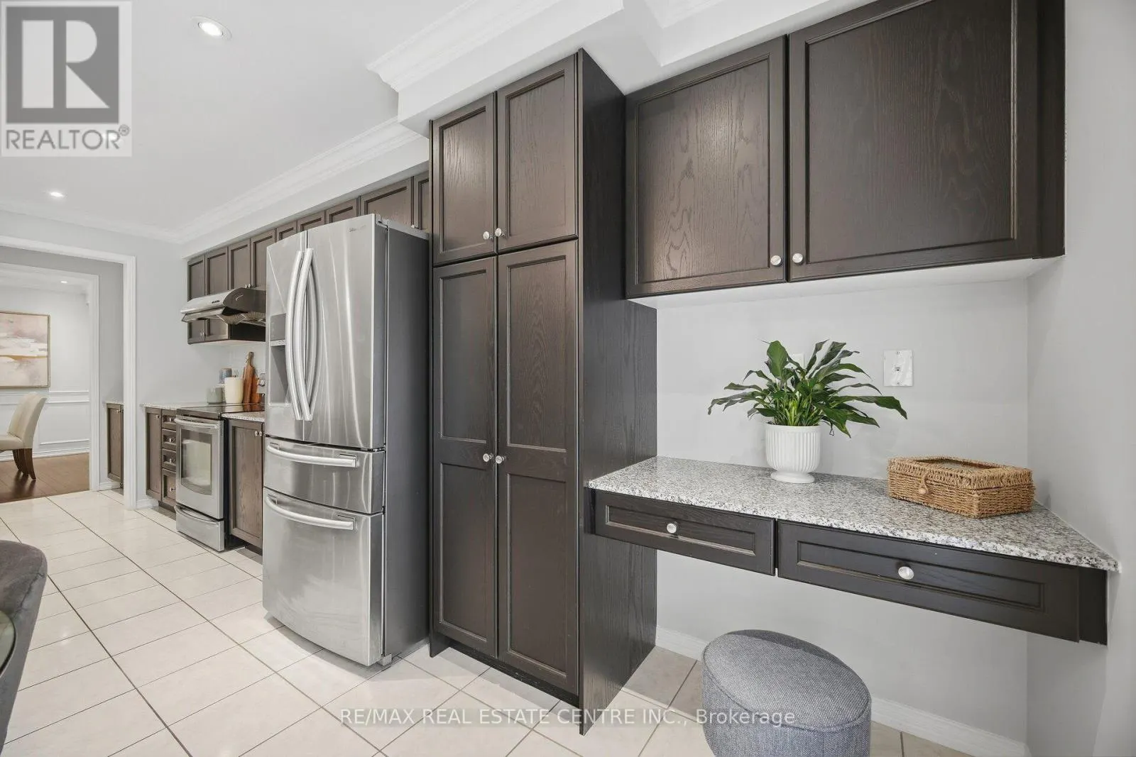 33 MOSELY CRESCENT