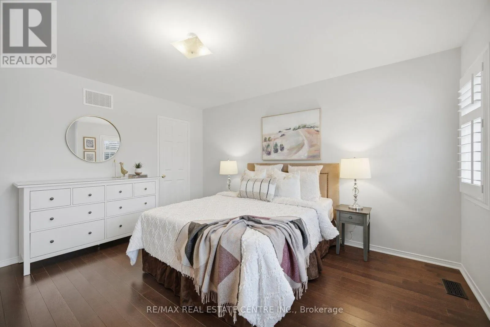 33 MOSELY CRESCENT