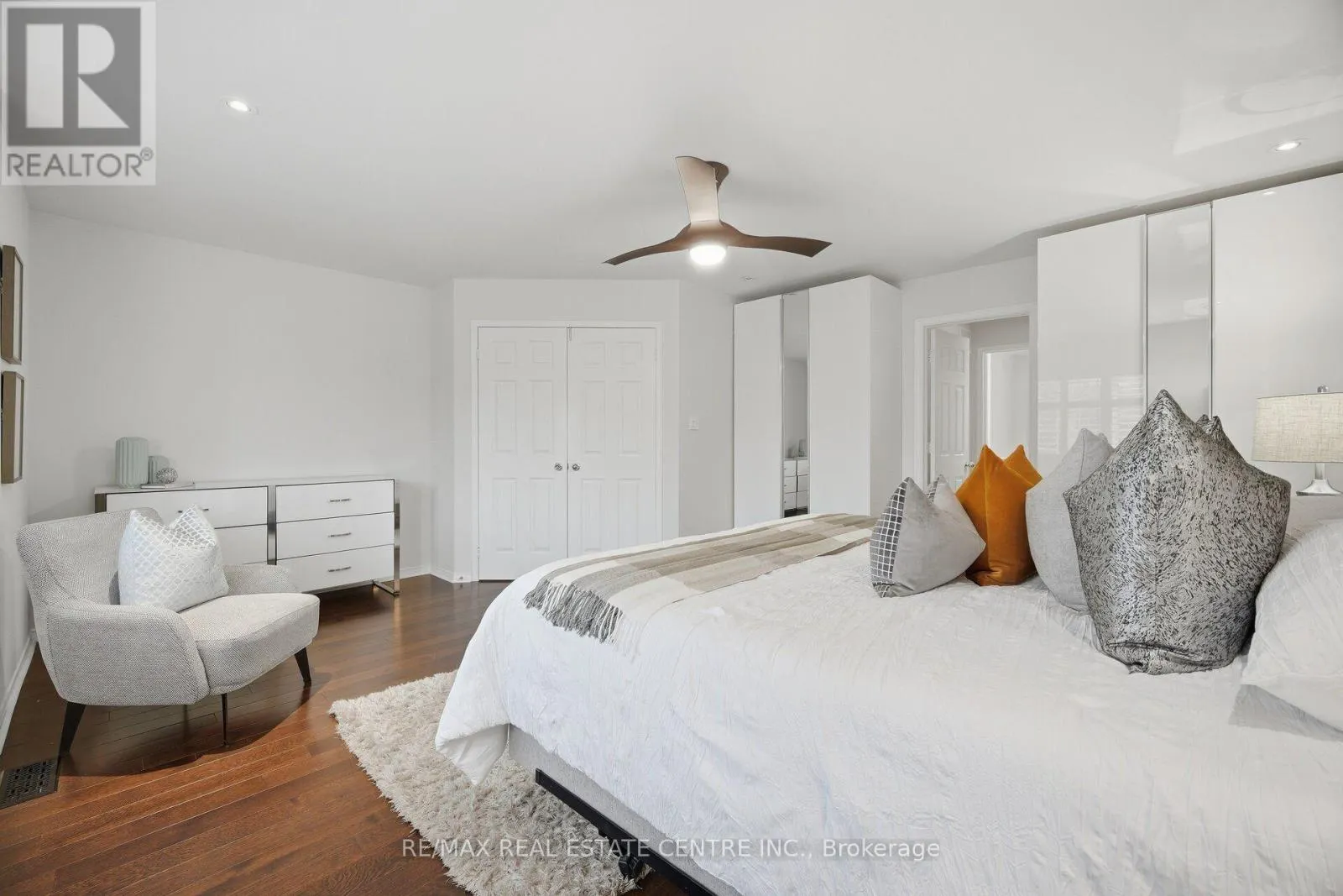 33 MOSELY CRESCENT