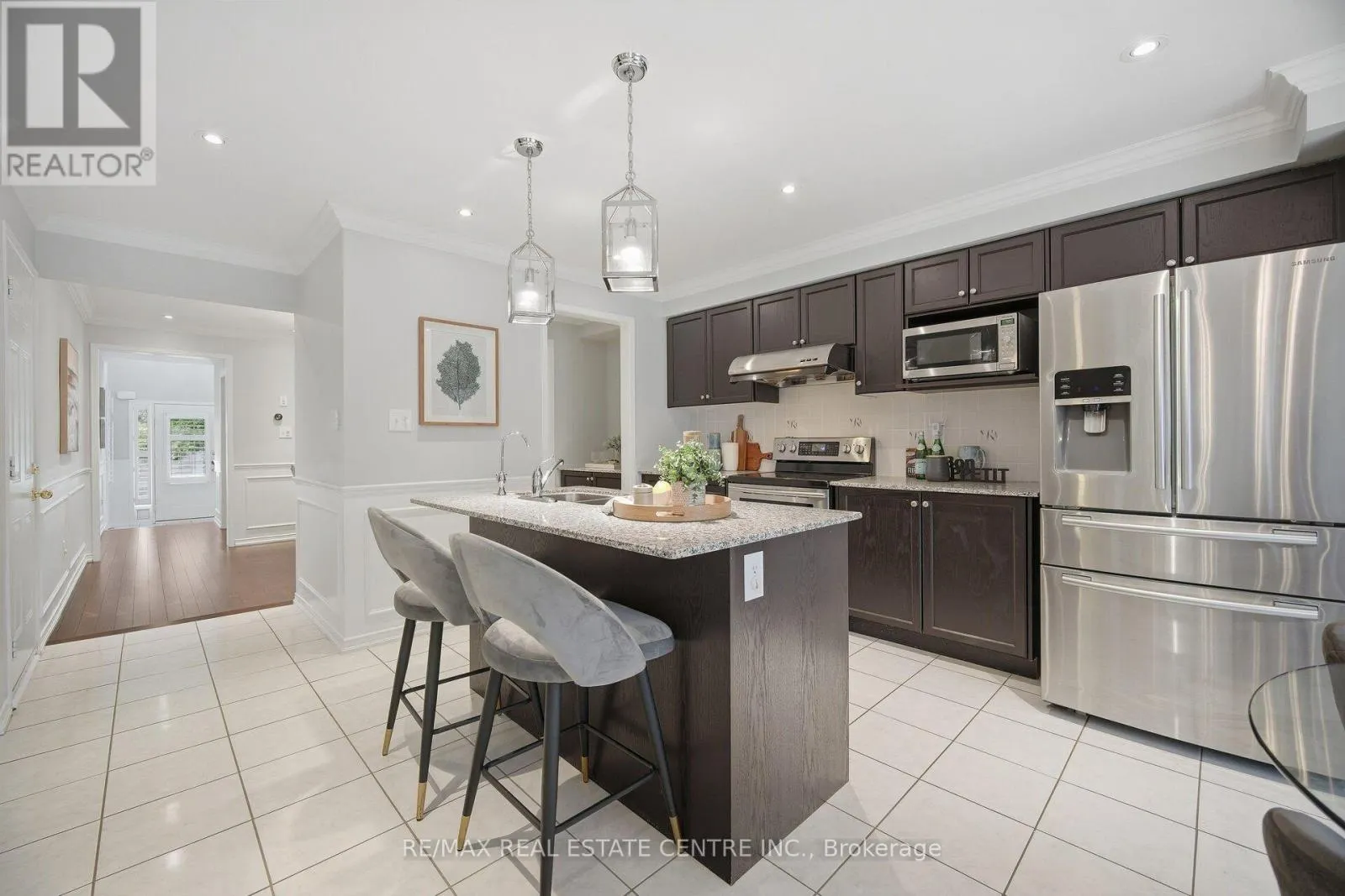 33 MOSELY CRESCENT