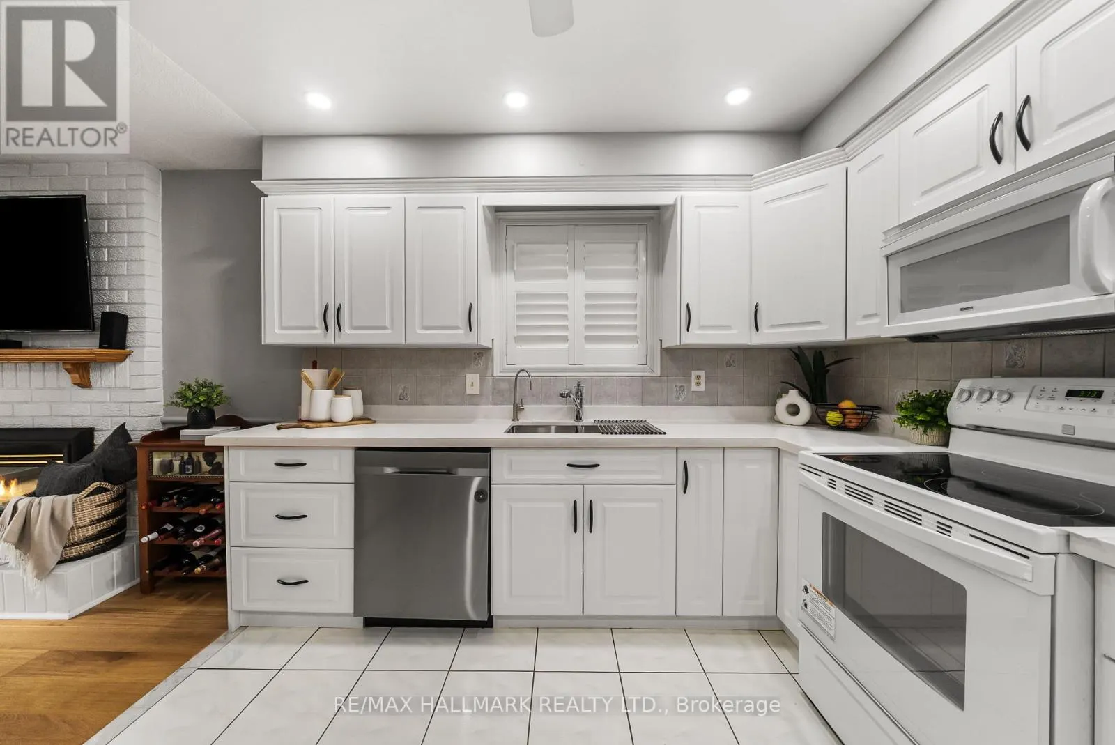 1322 REDWOOD LANE