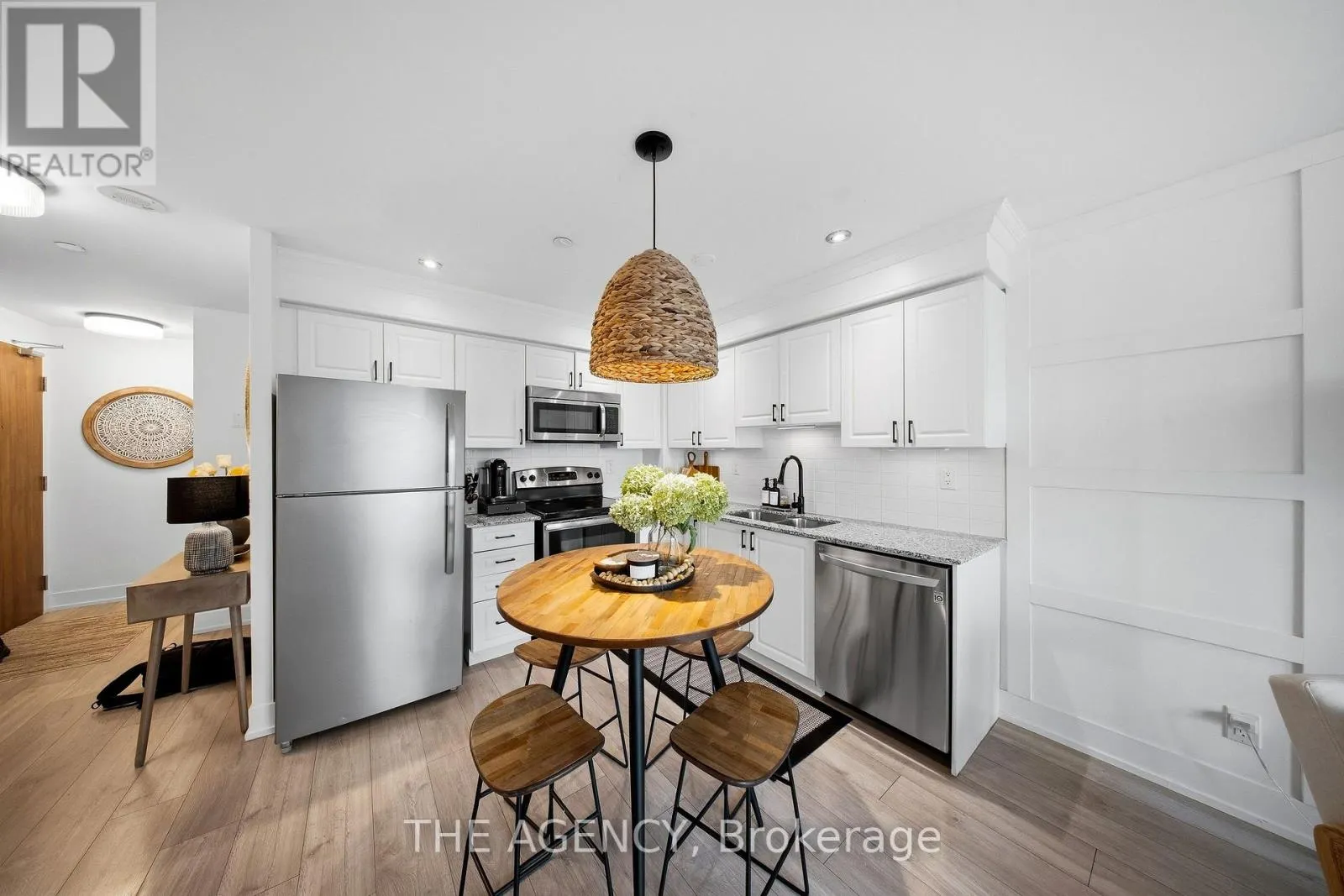 1406 - 1215 BAYLY STREET