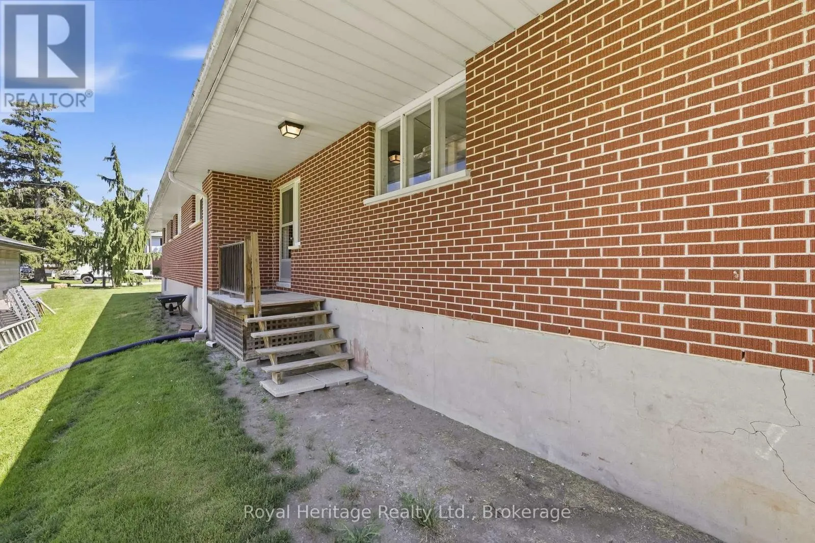 12 SIMCOE STREET