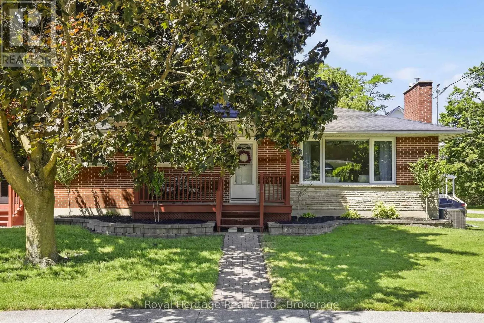 12 SIMCOE STREET