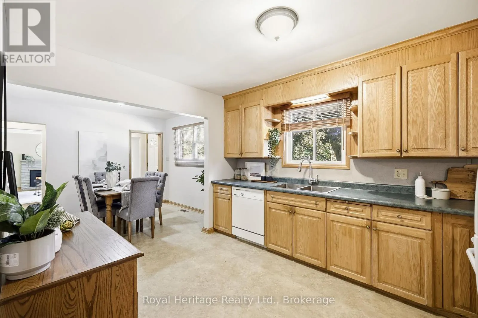 12 SIMCOE STREET