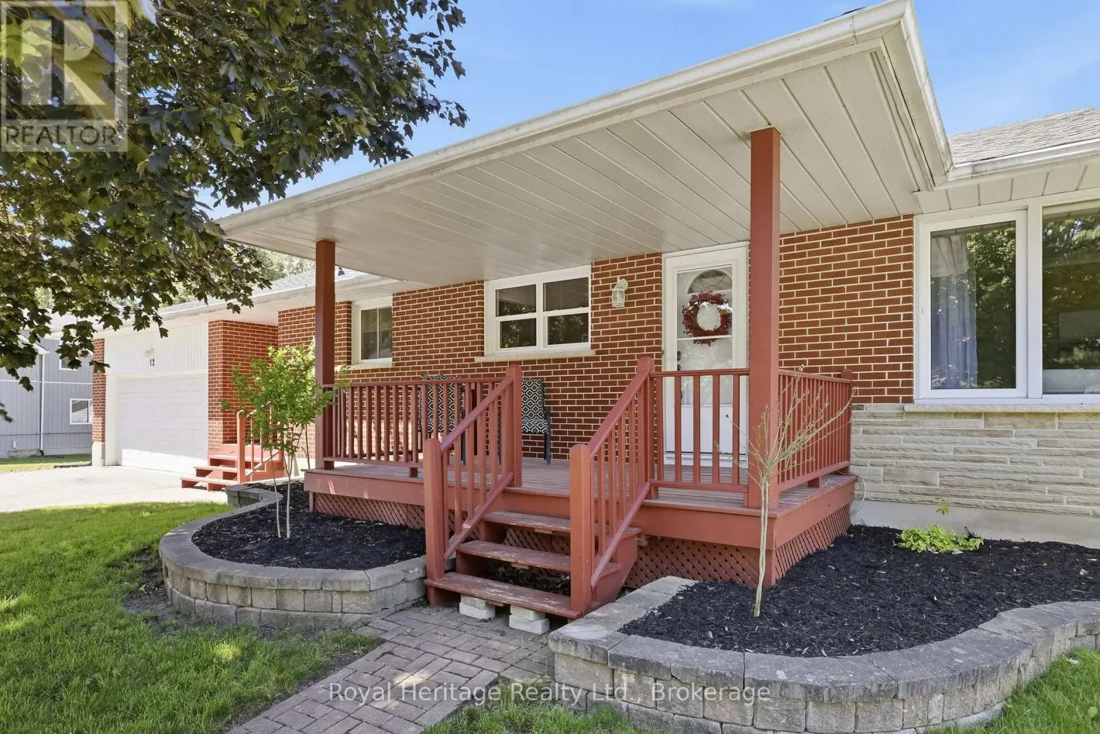 12 SIMCOE STREET