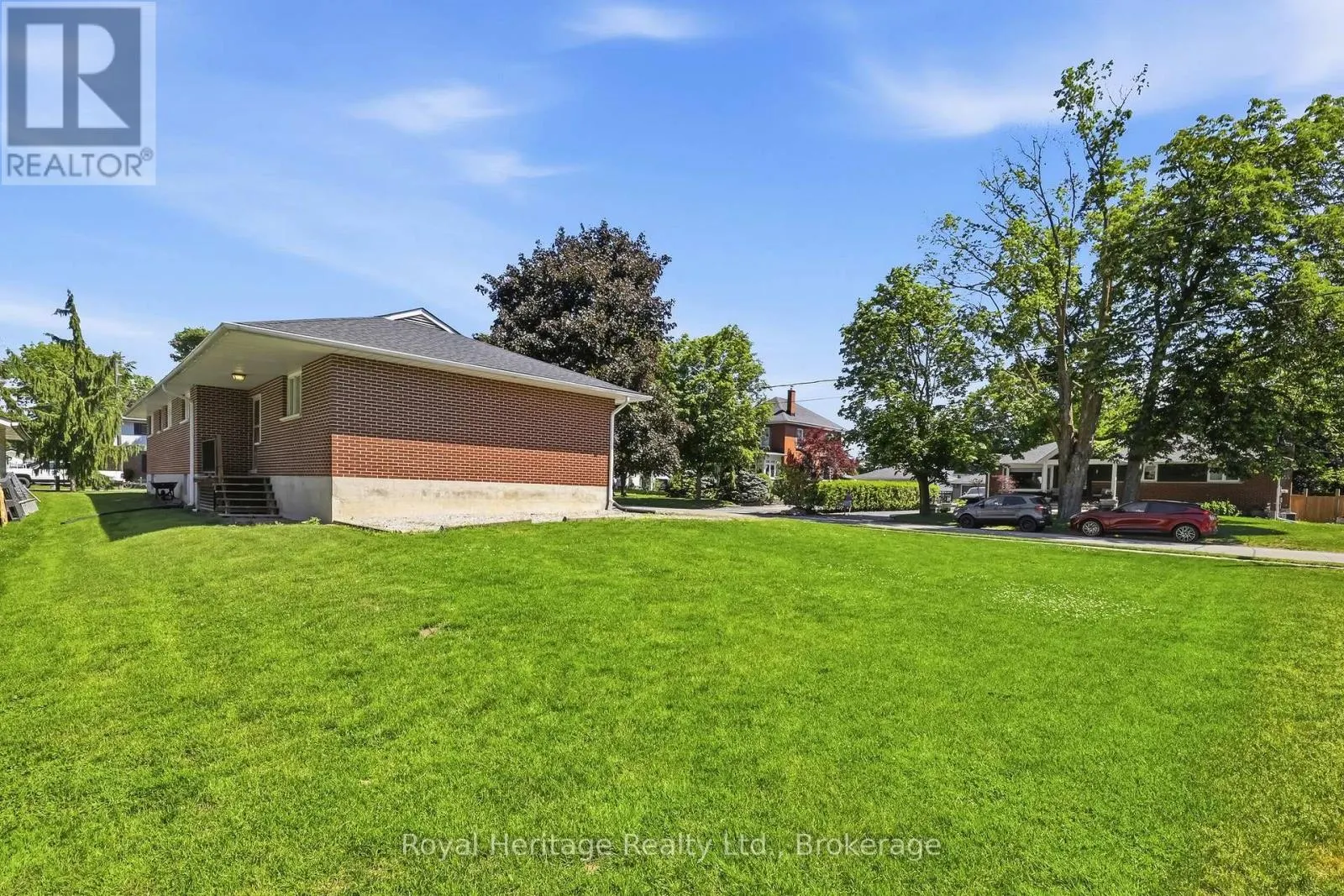 12 SIMCOE STREET