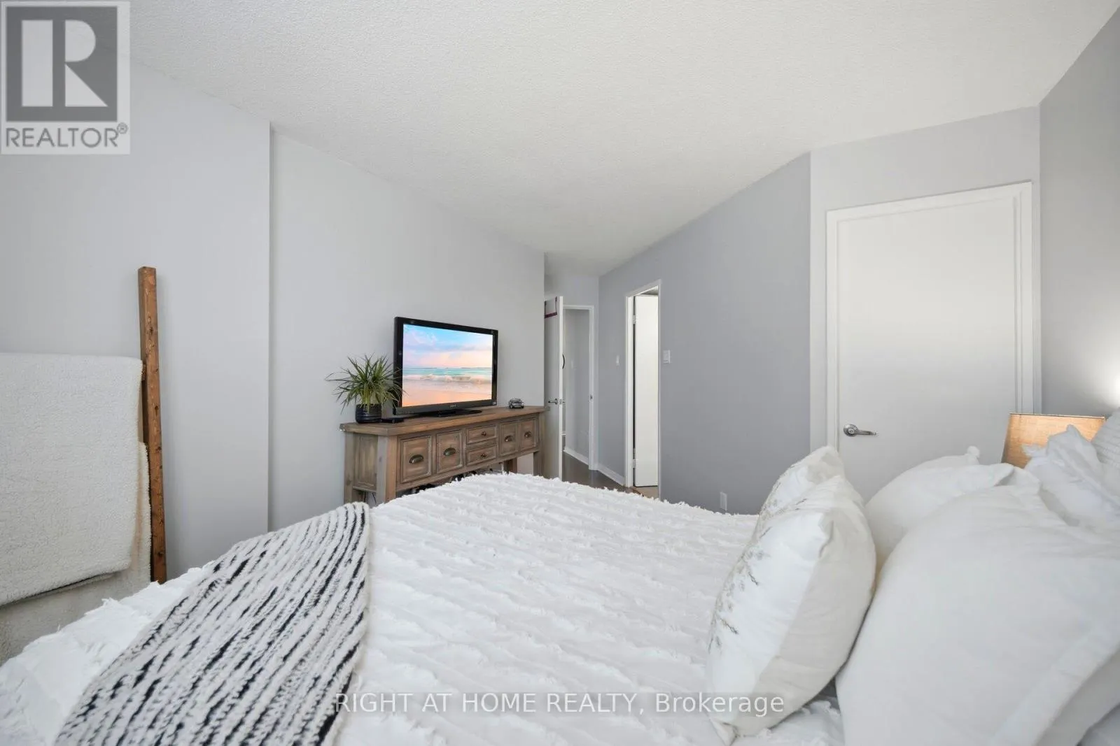108 - 2 WESTNEY ROAD N