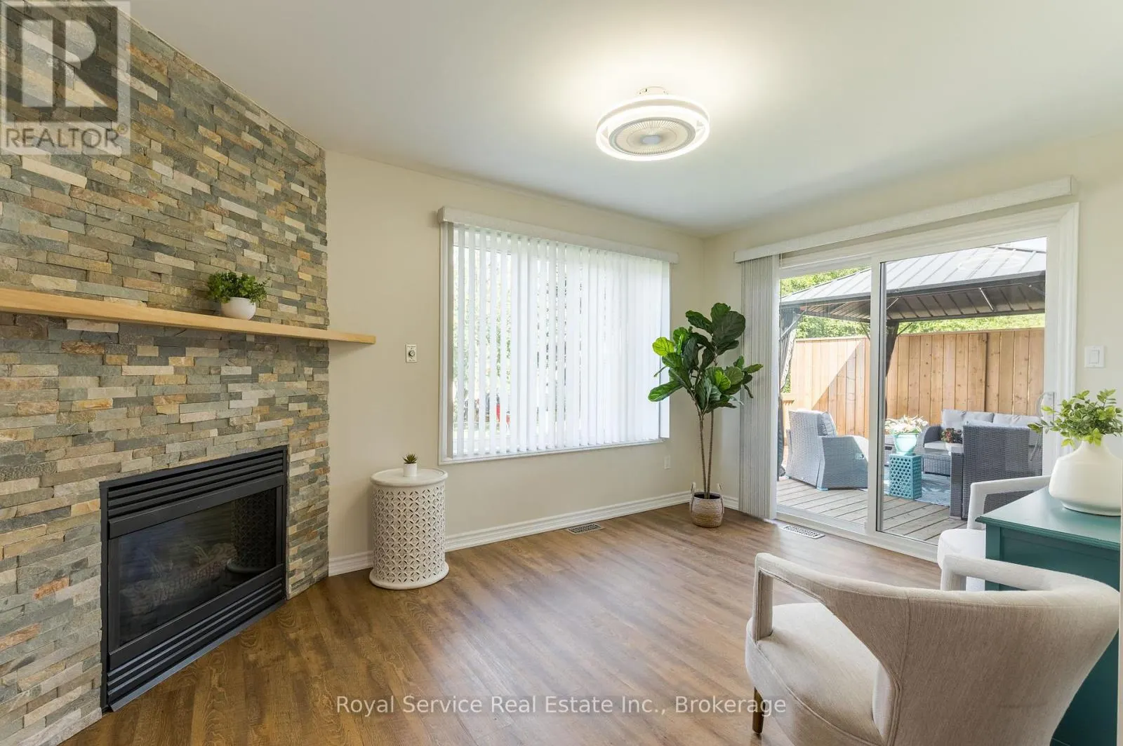 11 ALGONQUIN TRAIL