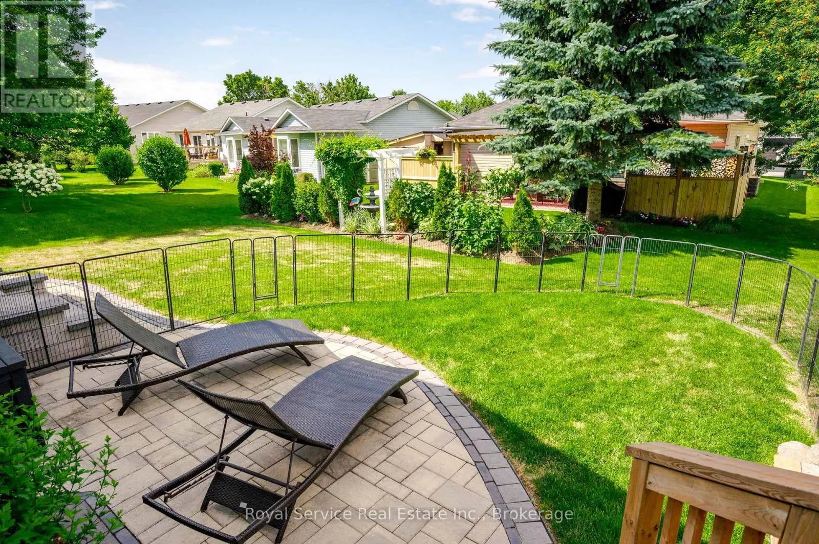 11 ALGONQUIN TRAIL