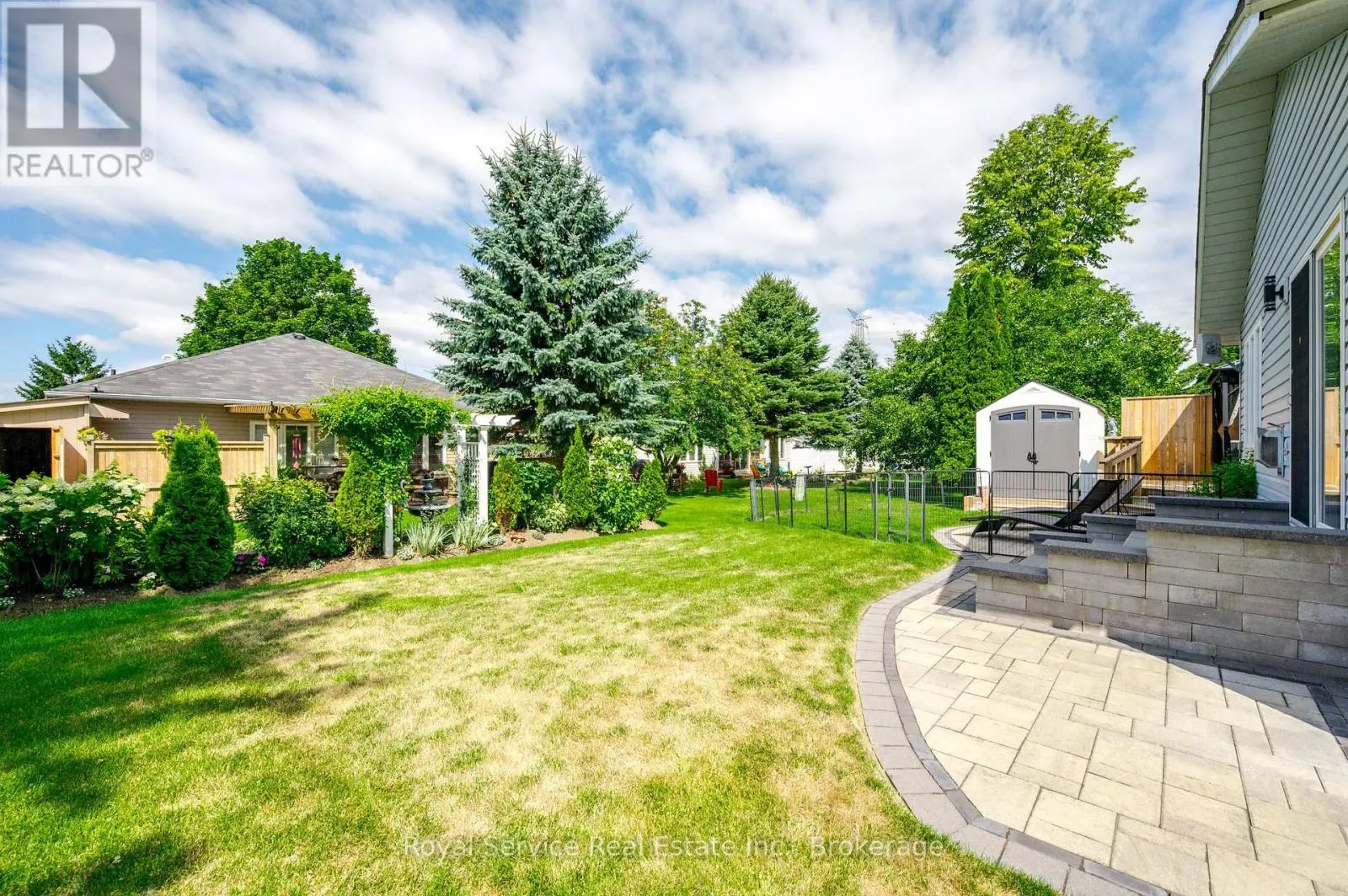 11 ALGONQUIN TRAIL