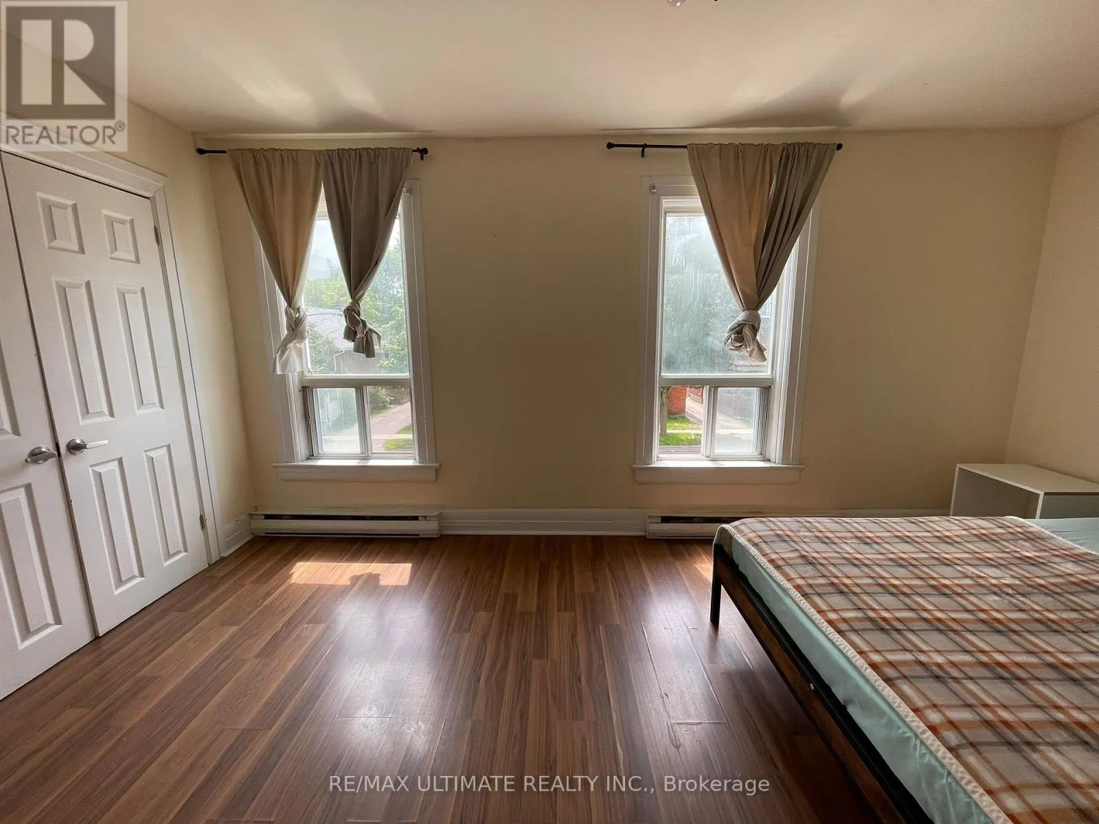 128 ELGIN STREET E
