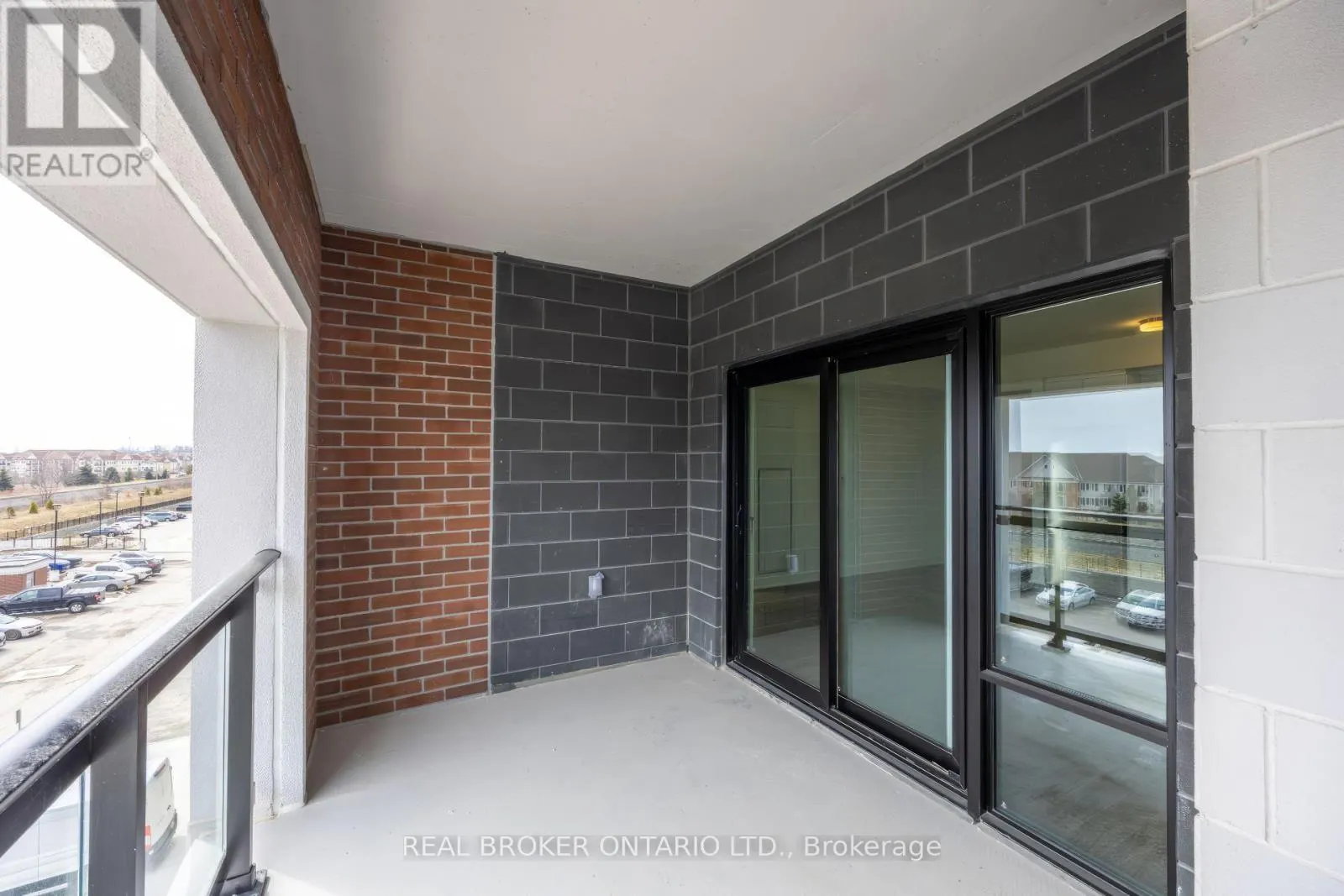 402 - 51 CLARINGTON BOULEVARD #402