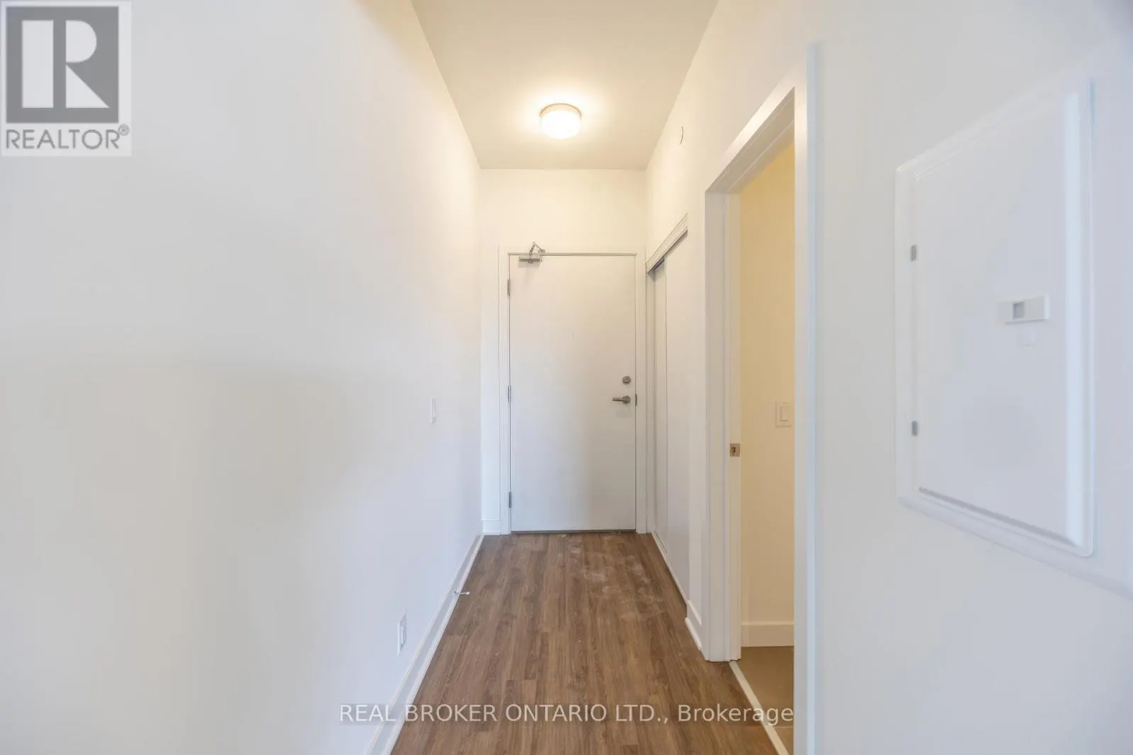 402 - 51 CLARINGTON BOULEVARD #402