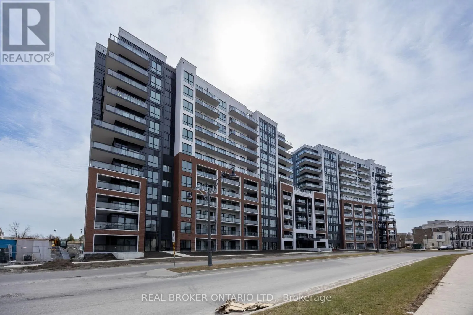 402 - 51 CLARINGTON BOULEVARD #402