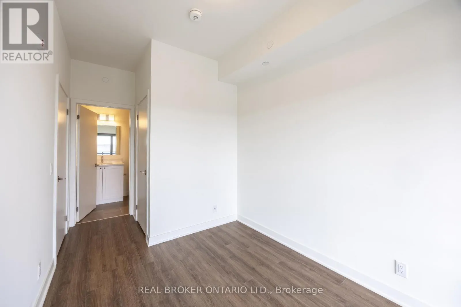 402 - 51 CLARINGTON BOULEVARD #402