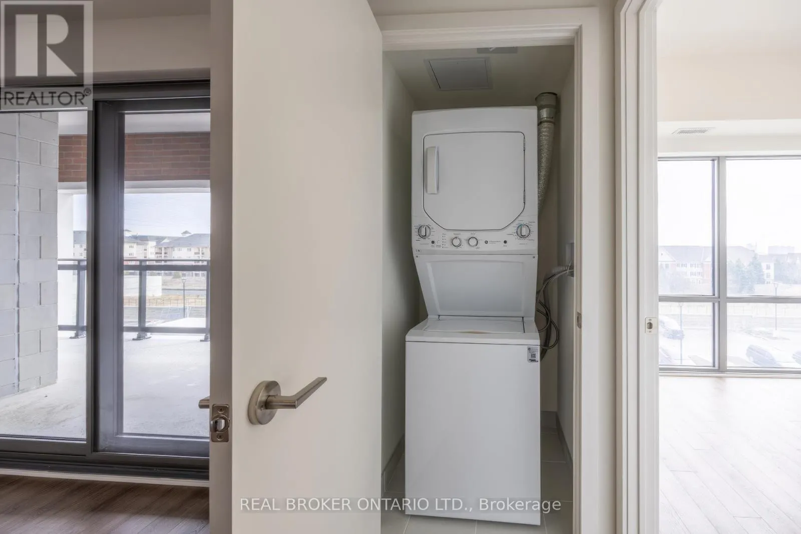 402 - 51 CLARINGTON BOULEVARD #402