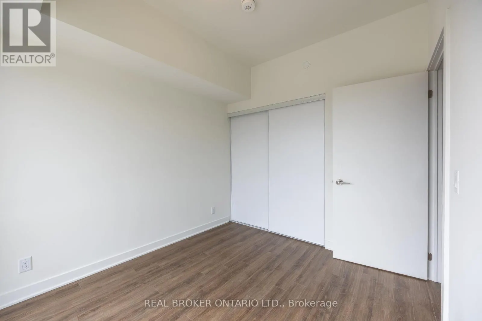 402 - 51 CLARINGTON BOULEVARD #402