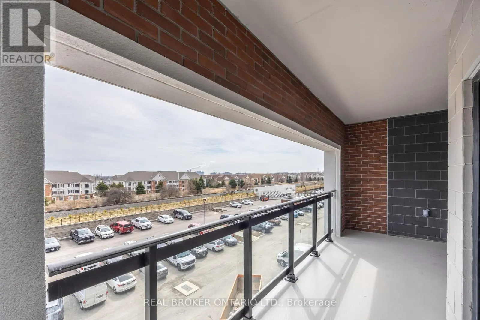 402 - 51 CLARINGTON BOULEVARD #402