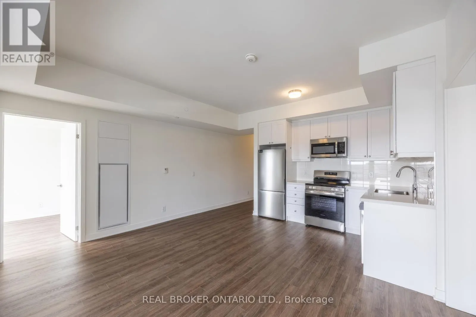 402 - 51 CLARINGTON BOULEVARD #402