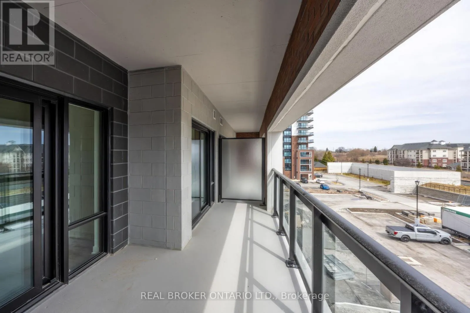 402 - 51 CLARINGTON BOULEVARD #402