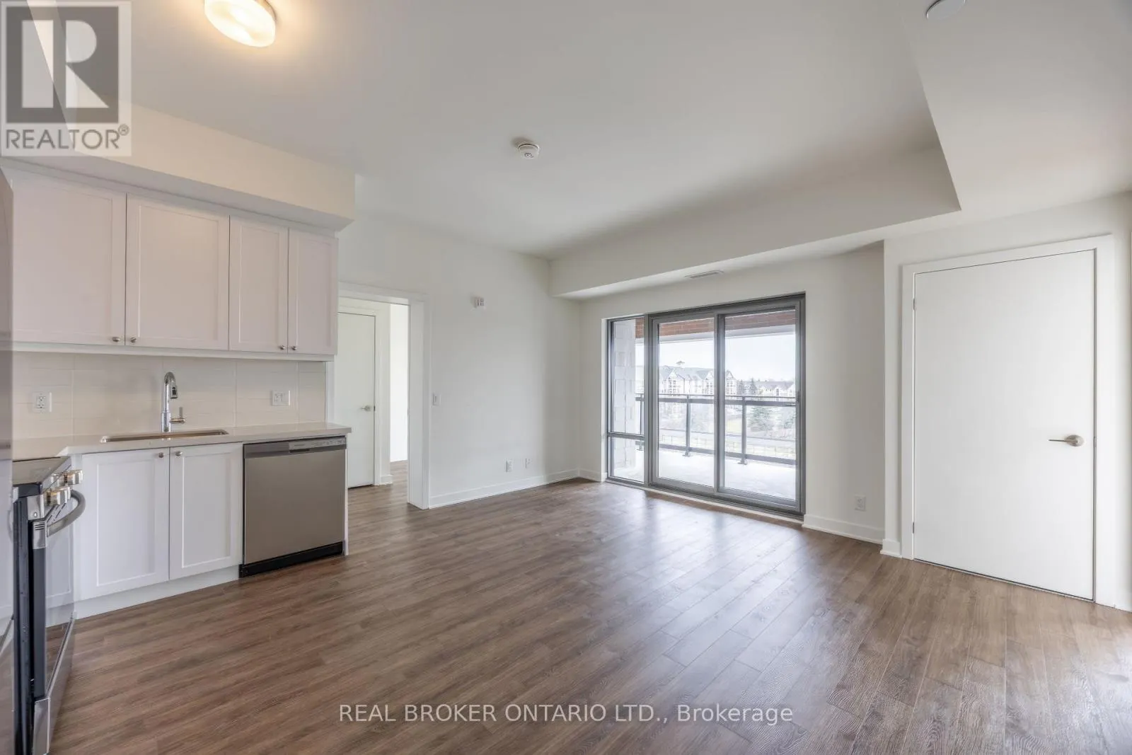 402 - 51 CLARINGTON BOULEVARD #402
