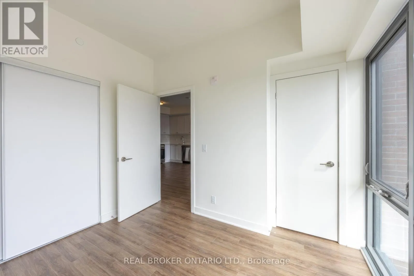 402 - 51 CLARINGTON BOULEVARD #402