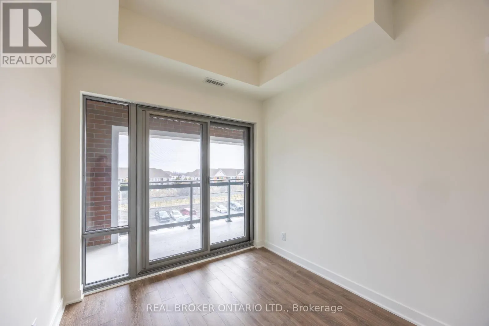 402 - 51 CLARINGTON BOULEVARD #402