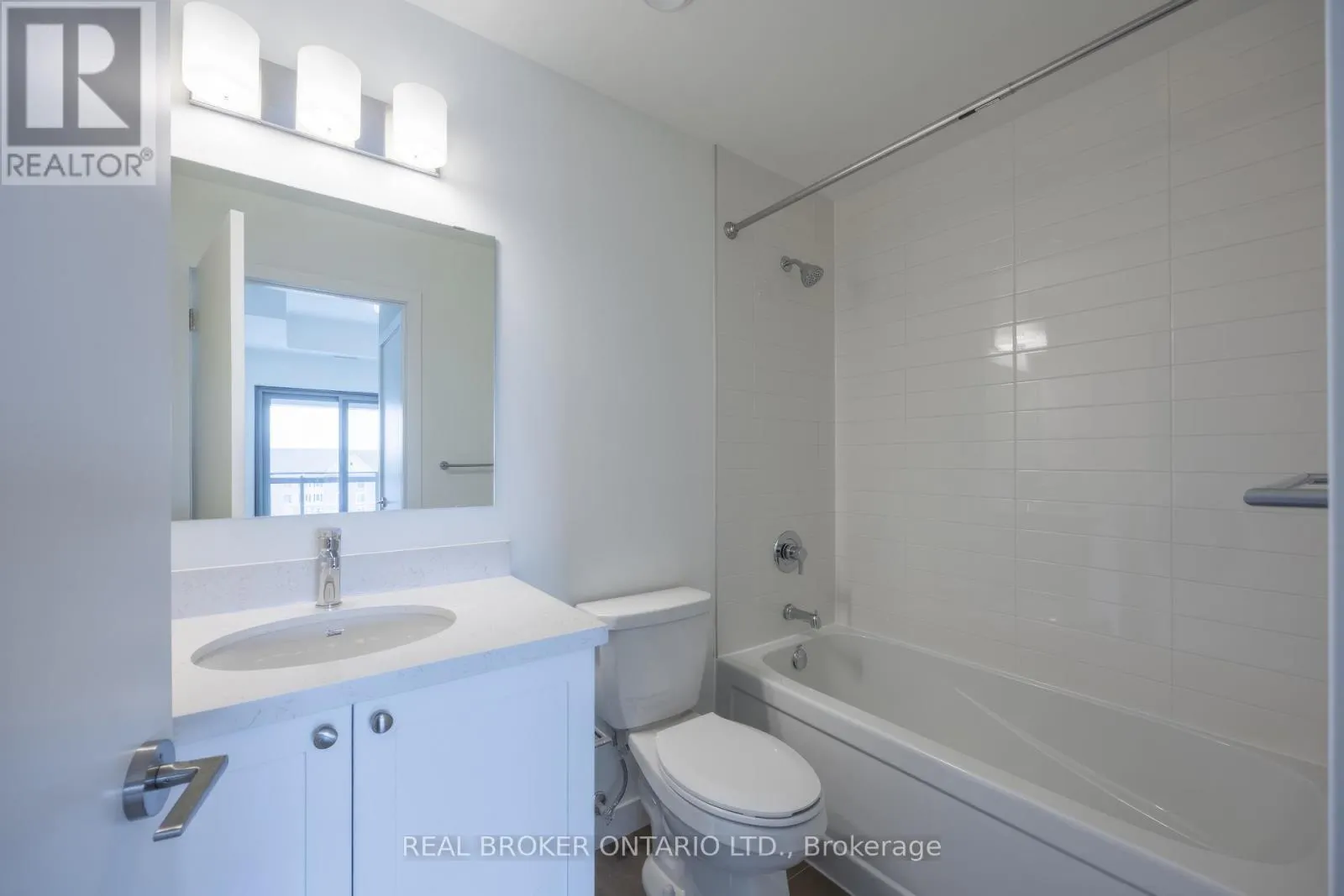 402 - 51 CLARINGTON BOULEVARD #402