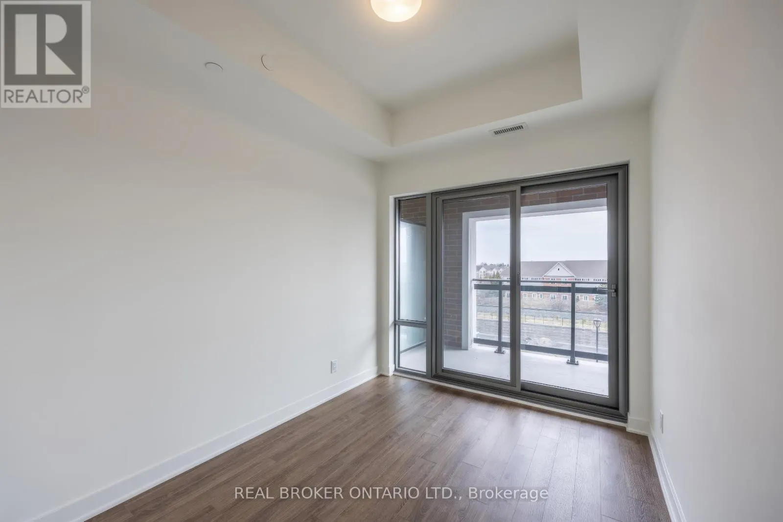 402 - 51 CLARINGTON BOULEVARD #402