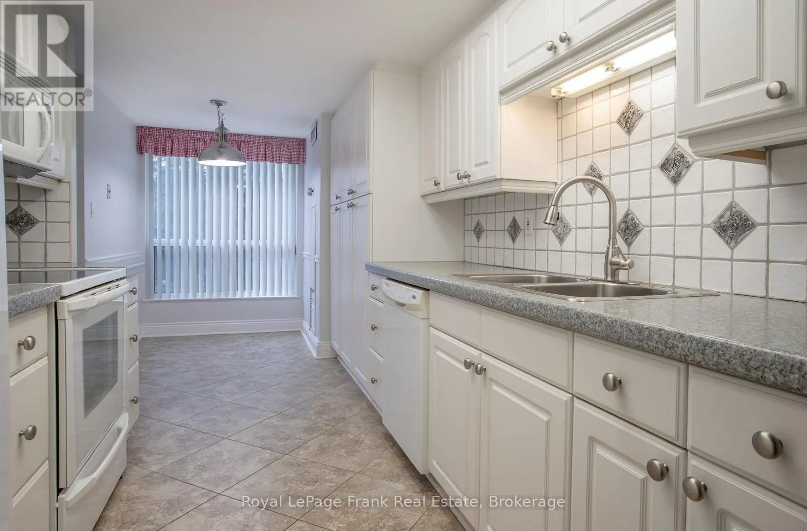 213 - 712 ROSSLAND ROAD E #213