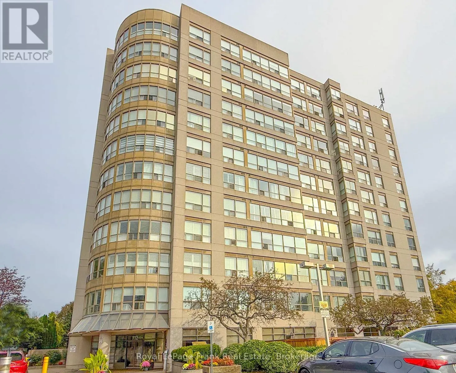 213 - 712 ROSSLAND ROAD E #213