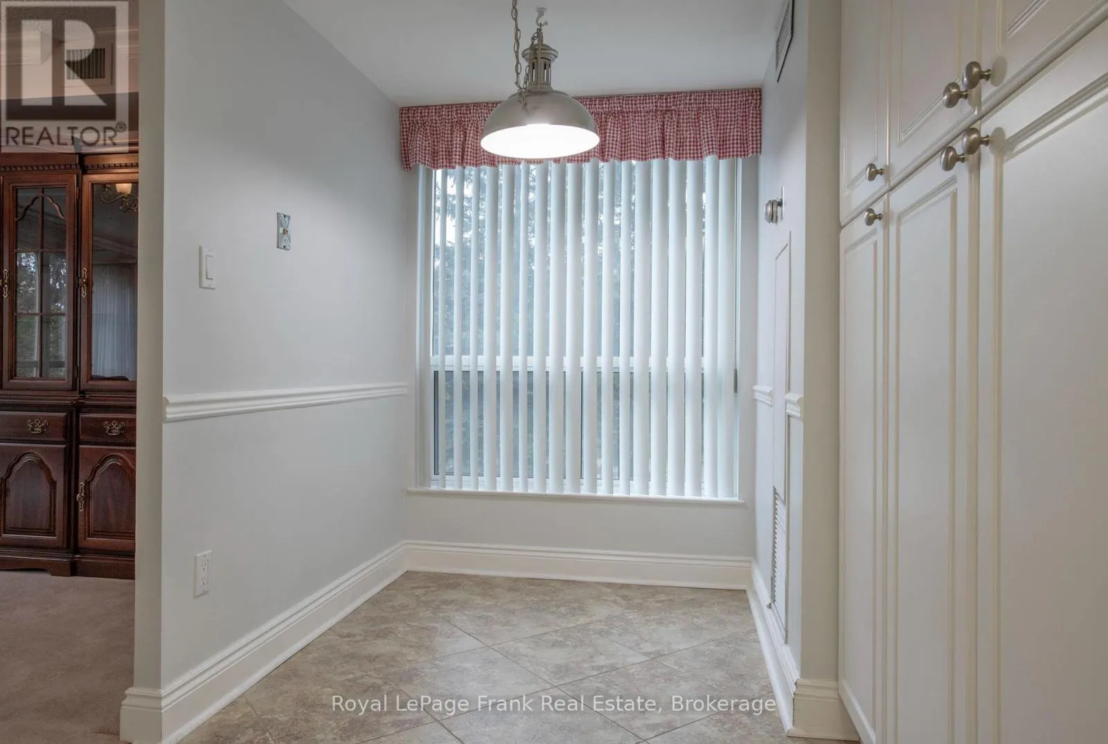 213 - 712 ROSSLAND ROAD E #213