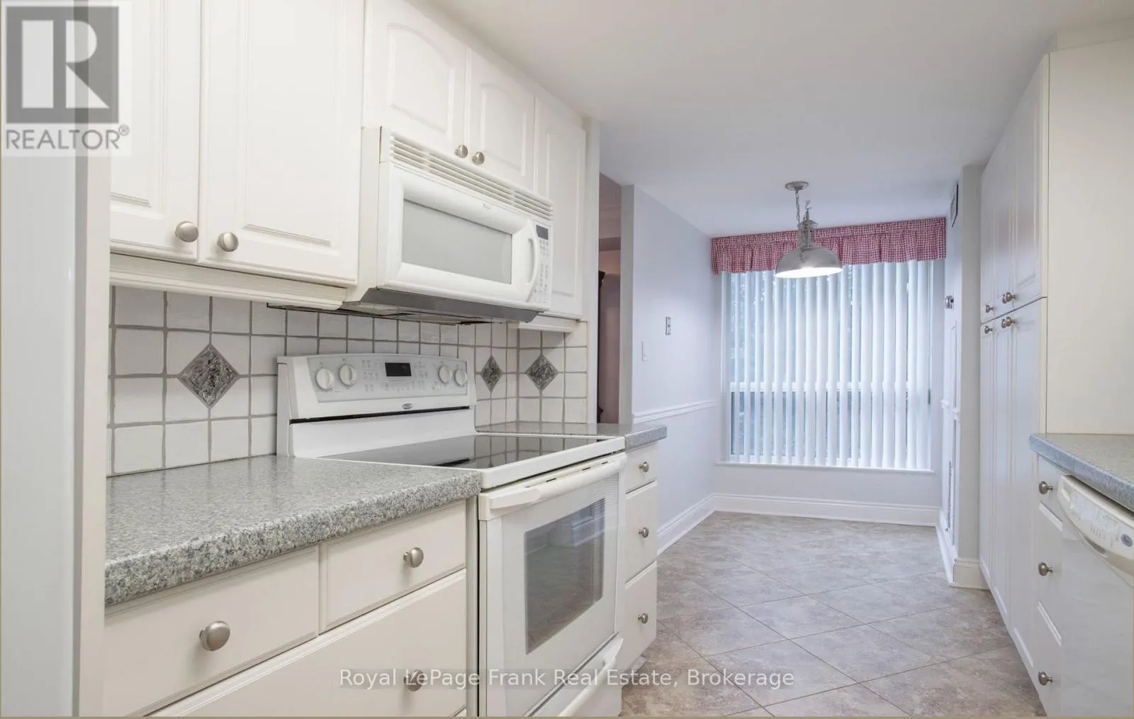 213 - 712 ROSSLAND ROAD E #213