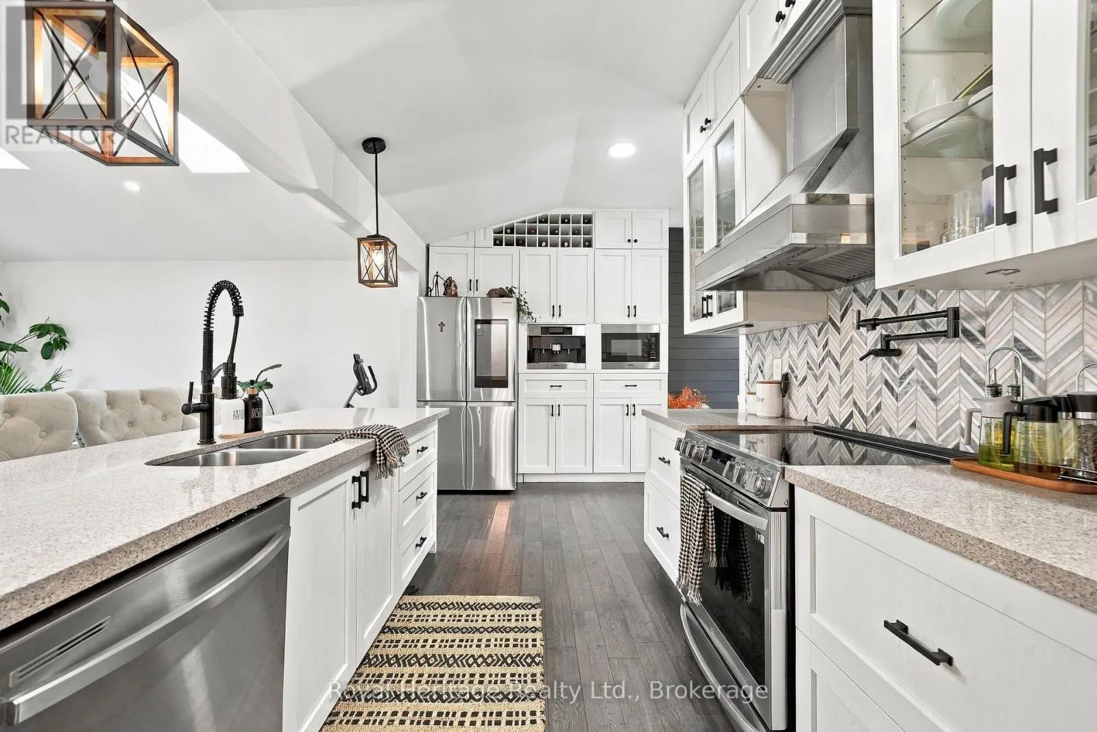 618 SUNSET BOULEVARD