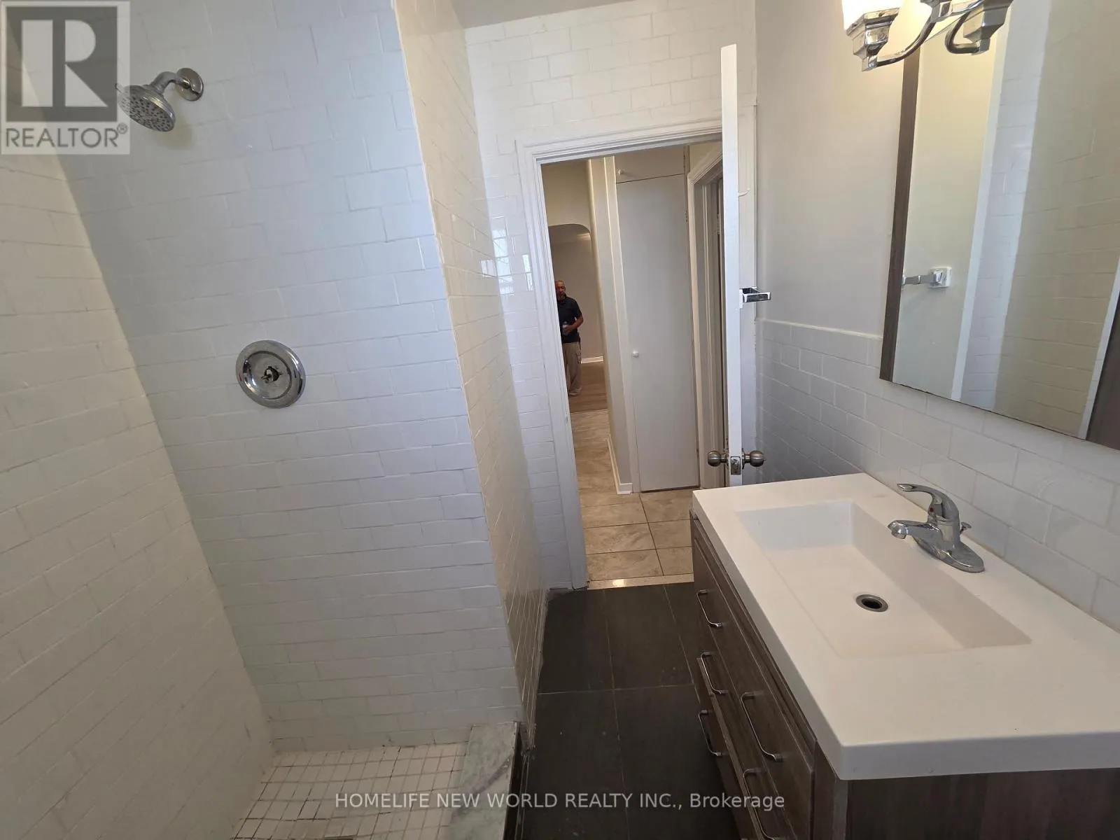 544 MARY STREET E